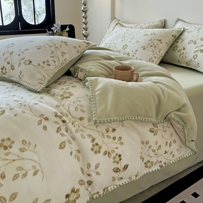 91家纺网 家纺一手货源 找家纺 忆生活家纺 2025秋冬新品软糯缇肤绒印花贝壳边四件套 南笙-绿