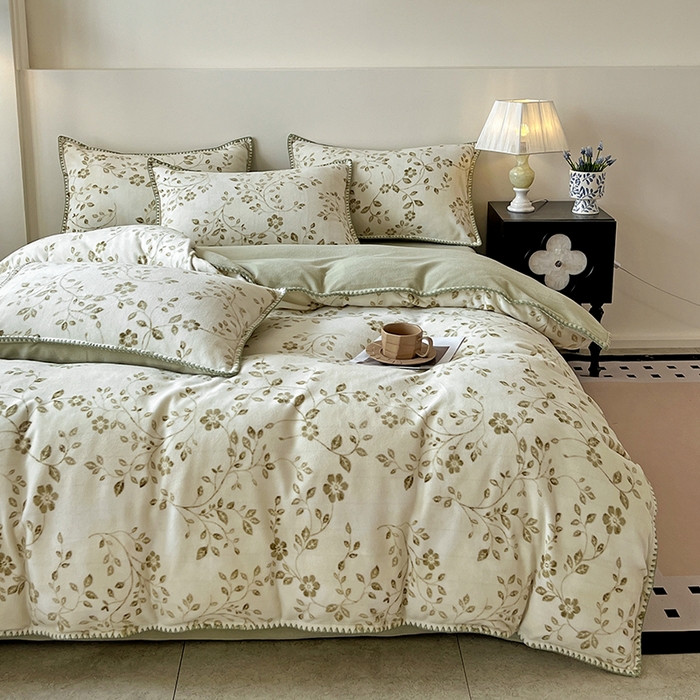 91家纺网 家纺一手货源 找家纺 忆生活家纺 2025秋冬新品软糯缇肤绒印花贝壳边四件套 南笙-绿