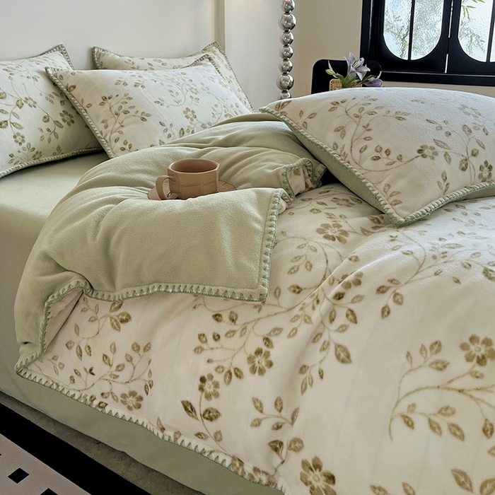 91家纺网 家纺一手货源 找家纺 忆生活家纺 2025秋冬新品软糯缇肤绒印花贝壳边四件套 南笙-绿