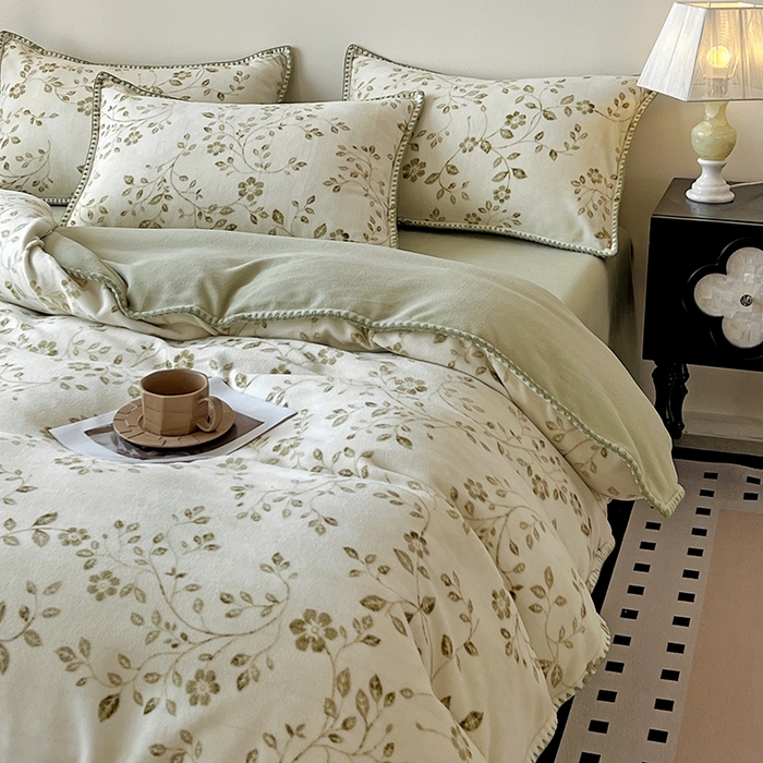 91家纺网 家纺一手货源 找家纺 忆生活家纺 2025秋冬新品软糯缇肤绒印花贝壳边四件套 南笙-绿