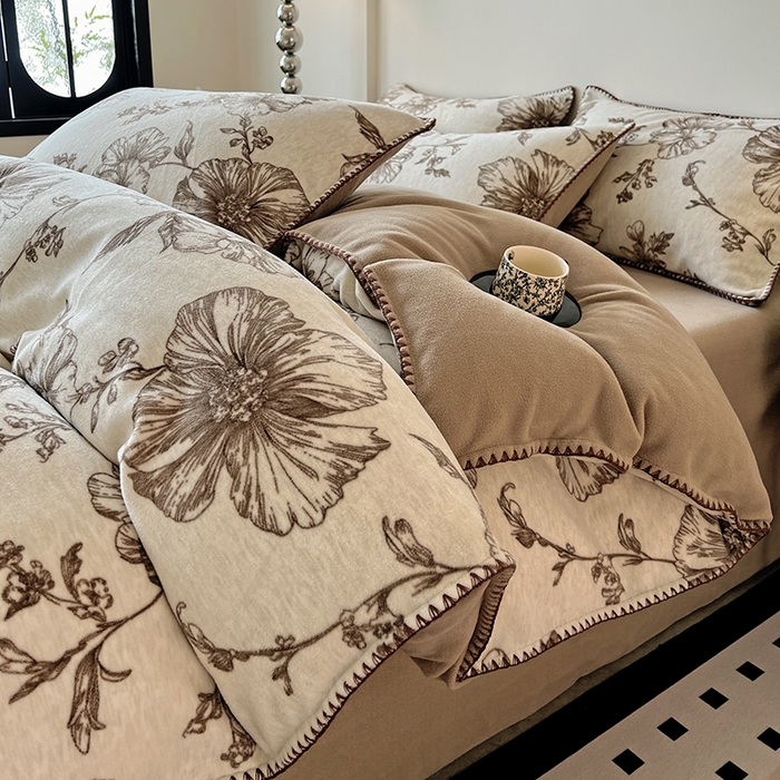 91家纺网 家纺一手货源 找家纺 忆生活家纺 2025秋冬新品软糯缇肤绒印花贝壳边四件套 浅夏-咖