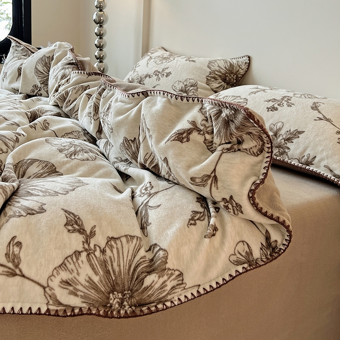 91家纺网 家纺一手货源 找家纺 忆生活家纺 2025秋冬新品软糯缇肤绒印花贝壳边四件套 浅夏-咖