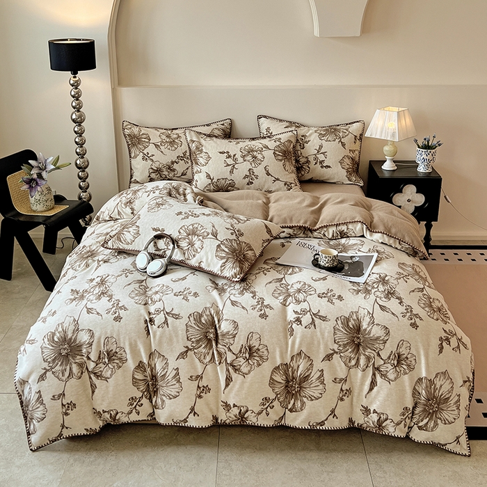 91家纺网 家纺一手货源 找家纺 忆生活家纺 2025秋冬新品软糯缇肤绒印花贝壳边四件套 浅夏-咖