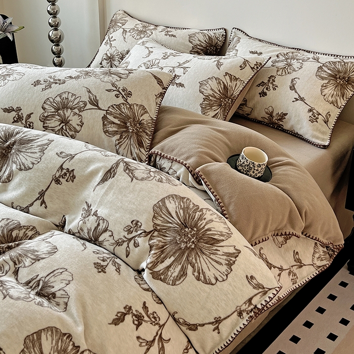 91家纺网 家纺一手货源 找家纺 忆生活家纺 2025秋冬新品软糯缇肤绒印花贝壳边四件套 浅夏-咖