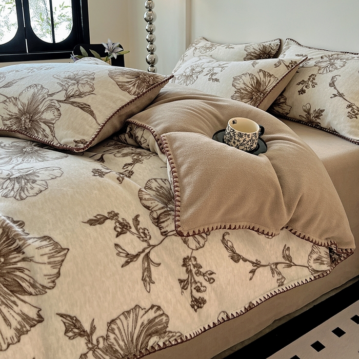 91家纺网 家纺一手货源 找家纺 忆生活家纺 2025秋冬新品软糯缇肤绒印花贝壳边四件套 浅夏-咖