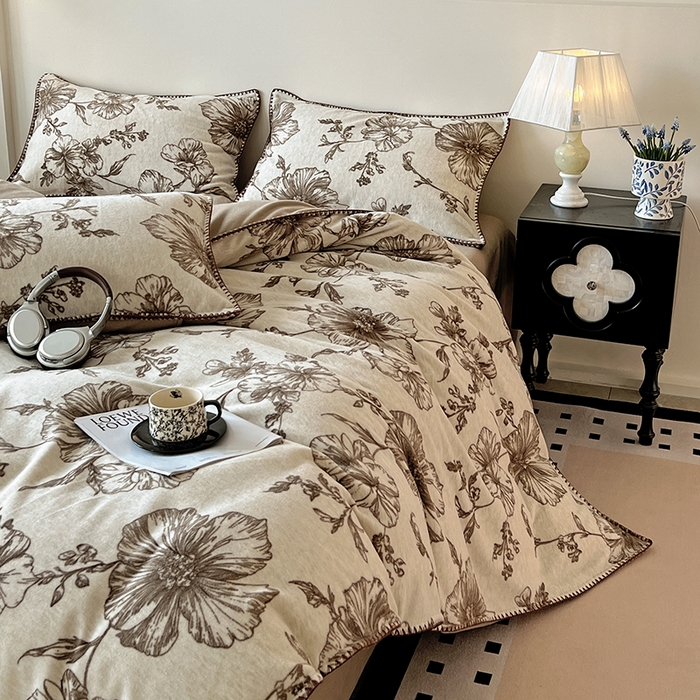 91家纺网 家纺一手货源 找家纺 忆生活家纺 2025秋冬新品软糯缇肤绒印花贝壳边四件套 浅夏-咖