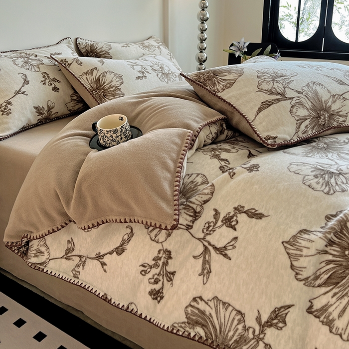 91家纺网 家纺一手货源 找家纺 忆生活家纺 2025秋冬新品软糯缇肤绒印花贝壳边四件套 浅夏-咖