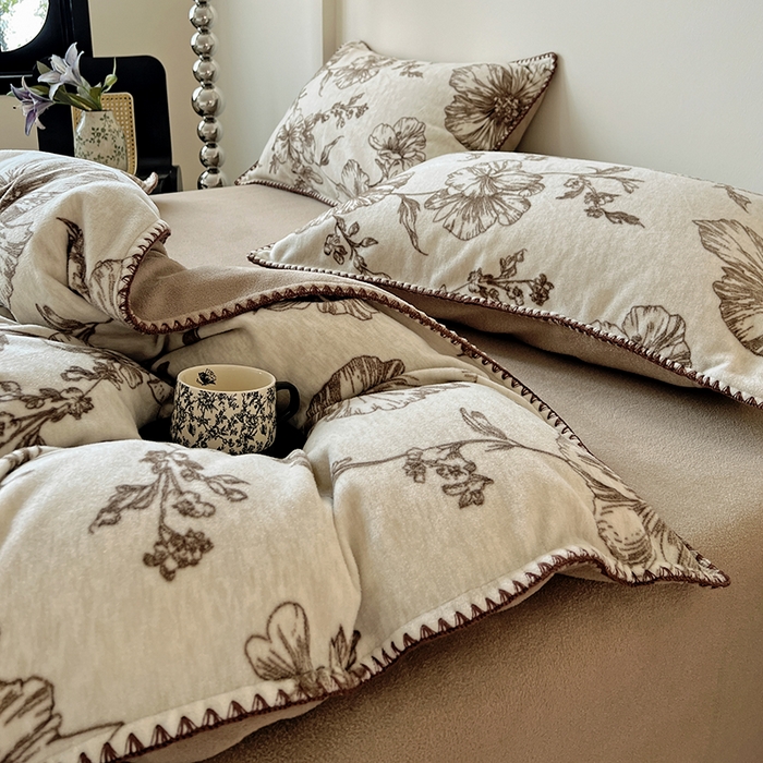 91家纺网 家纺一手货源 找家纺 忆生活家纺 2025秋冬新品软糯缇肤绒印花贝壳边四件套 浅夏-咖