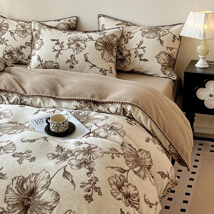 91家纺网 家纺一手货源 找家纺 忆生活家纺 2025秋冬新品软糯缇肤绒印花贝壳边四件套 浅夏-咖