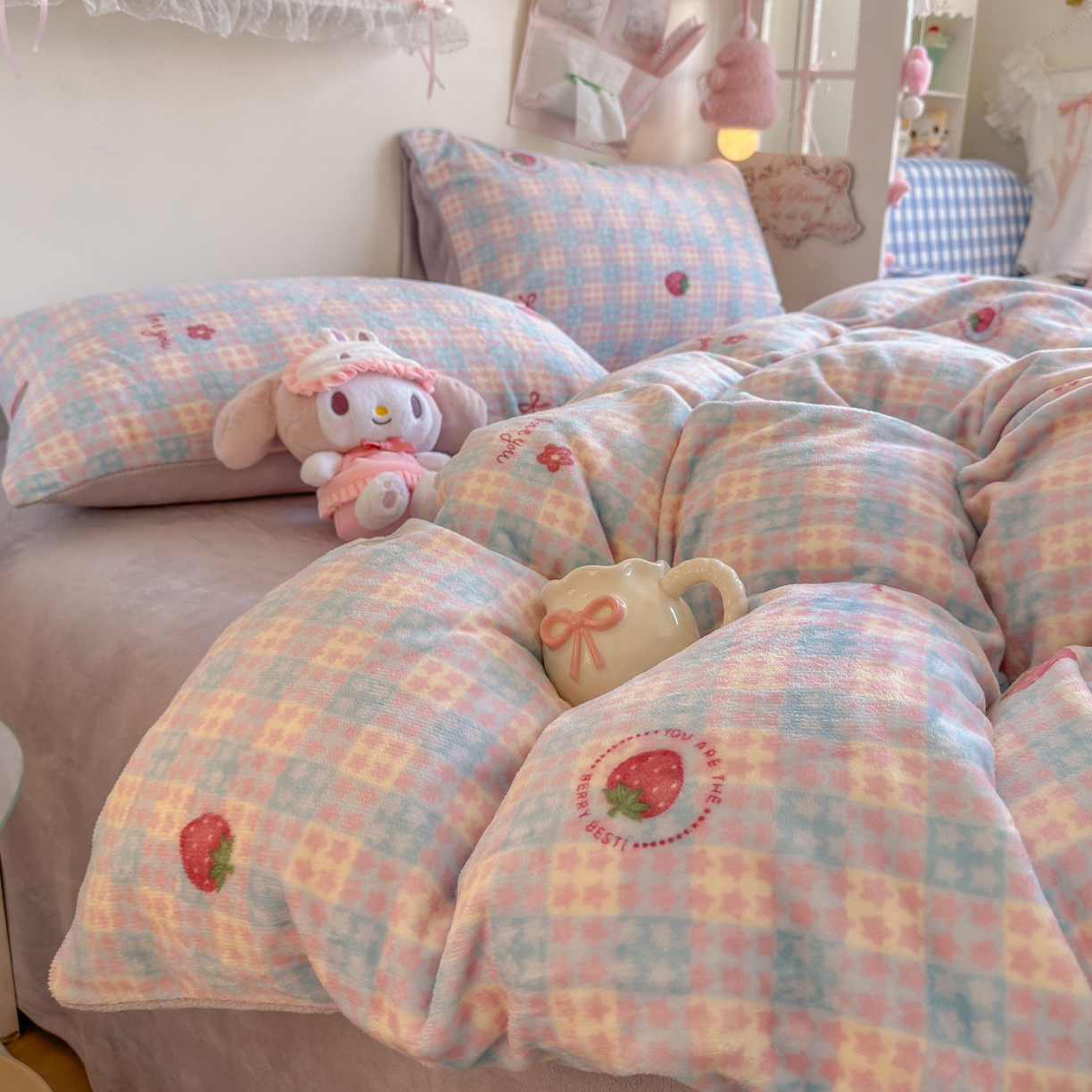 91家纺网 家纺一手货源 找家纺 初念 2025新款加厚高克重保暖可爱系牛奶绒床品套件系列（小红书推荐）（提供买家秀） 草莓软心