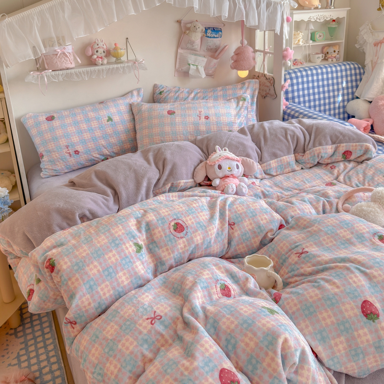 91家纺网 家纺一手货源 找家纺 初念 2025新款加厚高克重保暖可爱系牛奶绒床品套件系列（小红书推荐）（提供买家秀） 草莓软心