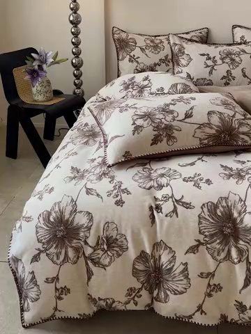 91家纺网 家纺一手货源 找家纺 忆生活家纺 2025秋冬新品软糯缇肤绒印花贝壳边四件套 浅夏-咖