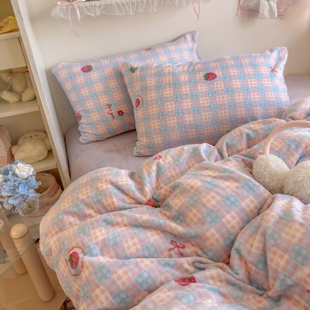 91家纺网 家纺一手货源 找家纺 初念 2025新款加厚高克重保暖可爱系牛奶绒床品套件系列（小红书推荐）（提供买家秀） 草莓软心