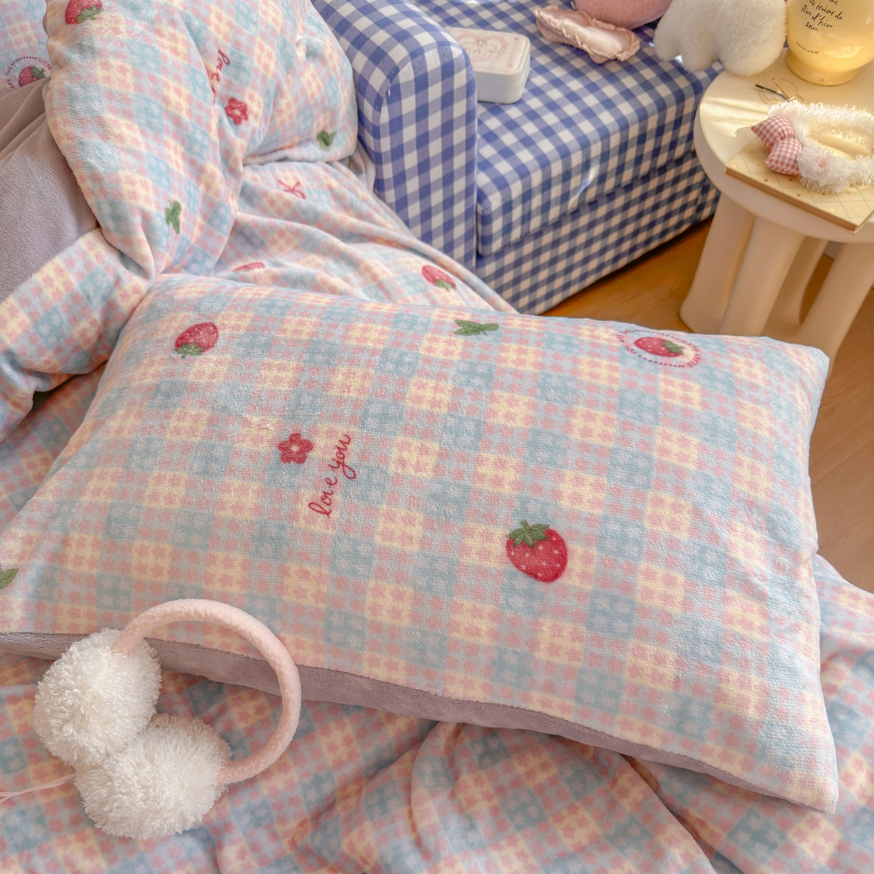 91家纺网 家纺一手货源 找家纺 初念 2025新款加厚高克重保暖可爱系牛奶绒床品套件系列（小红书推荐）（提供买家秀） 草莓软心