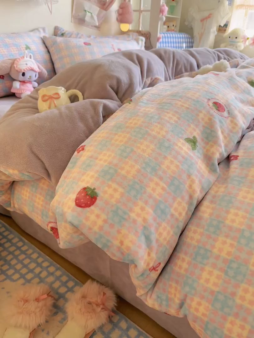91家纺网 家纺一手货源 找家纺 初念 2025新款加厚高克重保暖可爱系牛奶绒床品套件系列（小红书推荐）（提供买家秀） 草莓软心