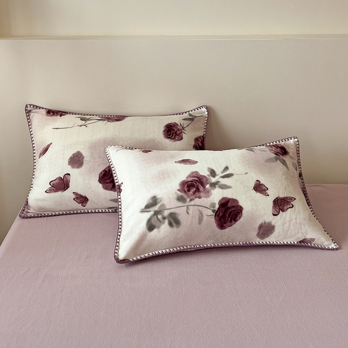 91家纺网 家纺一手货源 找家纺 忆生活家纺 2025秋冬新品软糯缇肤绒印花贝壳边四件套 素影-酒红