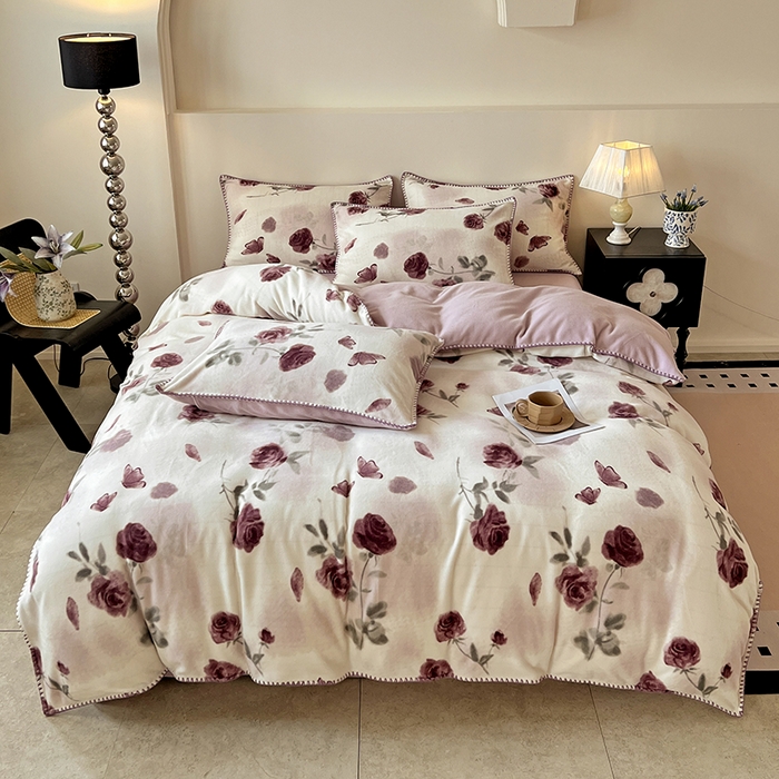 91家纺网 家纺一手货源 找家纺 忆生活家纺 2025秋冬新品软糯缇肤绒印花贝壳边四件套 素影-酒红