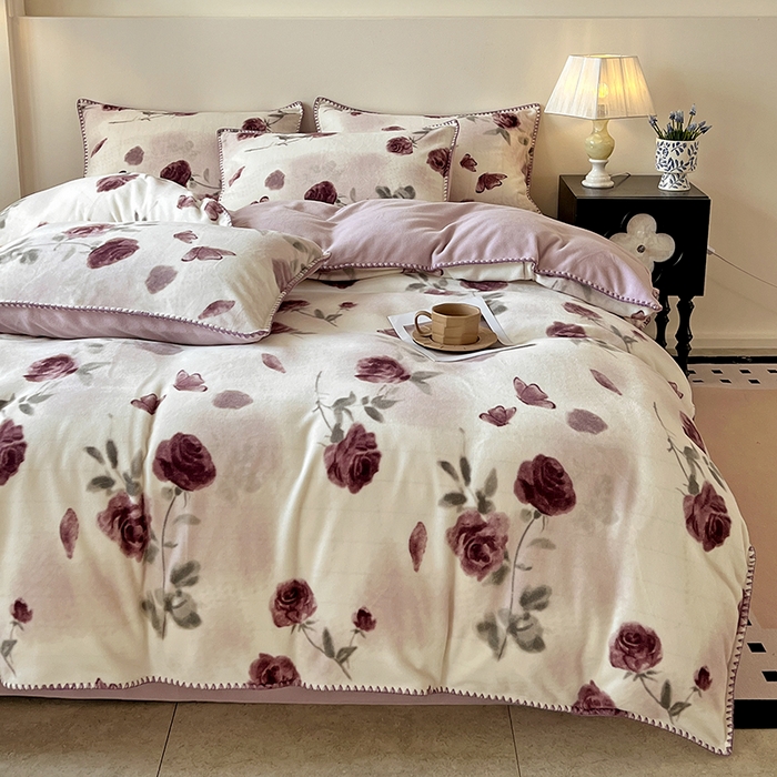 91家纺网 家纺一手货源 找家纺 忆生活家纺 2025秋冬新品软糯缇肤绒印花贝壳边四件套 素影-酒红