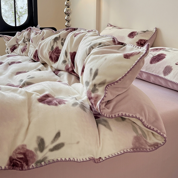 91家纺网 家纺一手货源 找家纺 忆生活家纺 2025秋冬新品软糯缇肤绒印花贝壳边四件套 素影-酒红