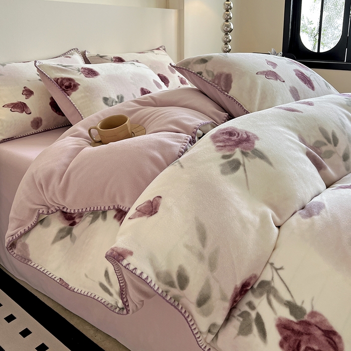 91家纺网 家纺一手货源 找家纺 忆生活家纺 2025秋冬新品软糯缇肤绒印花贝壳边四件套 素影-酒红