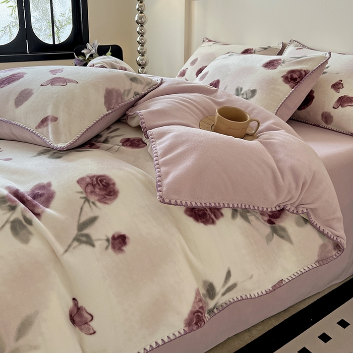 91家纺网 家纺一手货源 找家纺 忆生活家纺 2025秋冬新品软糯缇肤绒印花贝壳边四件套 素影-酒红