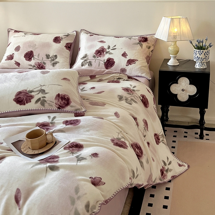 91家纺网 家纺一手货源 找家纺 忆生活家纺 2025秋冬新品软糯缇肤绒印花贝壳边四件套 素影-酒红