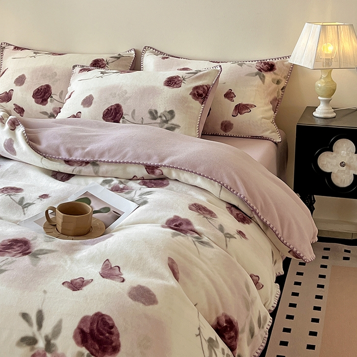 91家纺网 家纺一手货源 找家纺 忆生活家纺 2025秋冬新品软糯缇肤绒印花贝壳边四件套 素影-酒红