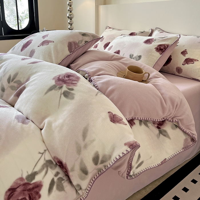 91家纺网 家纺一手货源 找家纺 忆生活家纺 2025秋冬新品软糯缇肤绒印花贝壳边四件套 素影-酒红