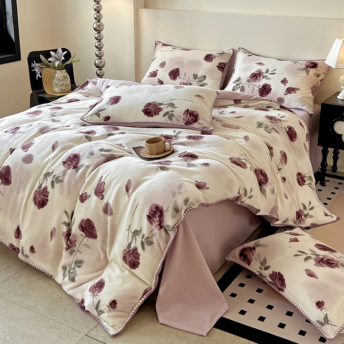 91家纺网 家纺一手货源 找家纺 忆生活家纺 2025秋冬新品软糯缇肤绒印花贝壳边四件套 素影-酒红