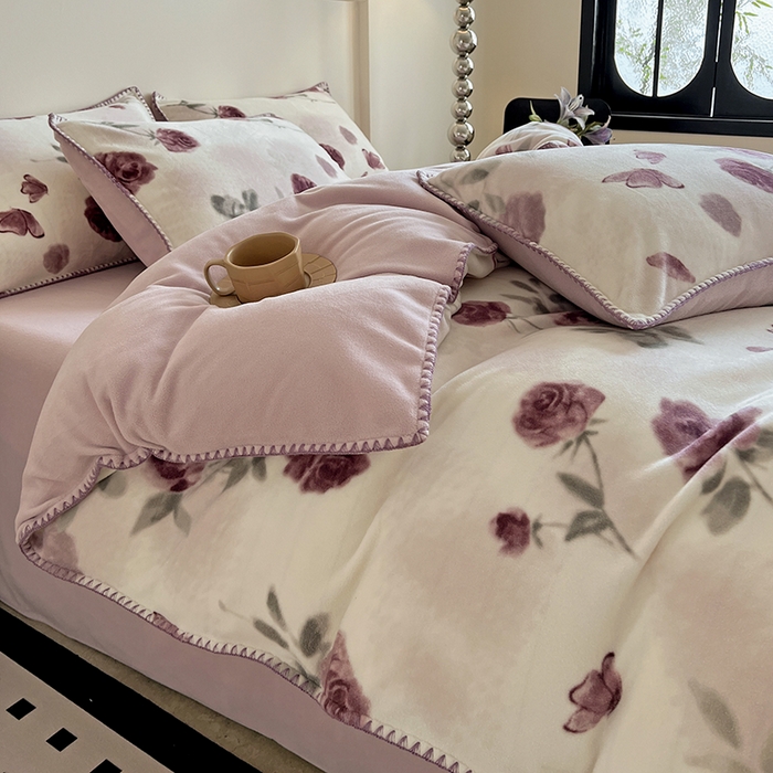 91家纺网 家纺一手货源 找家纺 忆生活家纺 2025秋冬新品软糯缇肤绒印花贝壳边四件套 素影-酒红