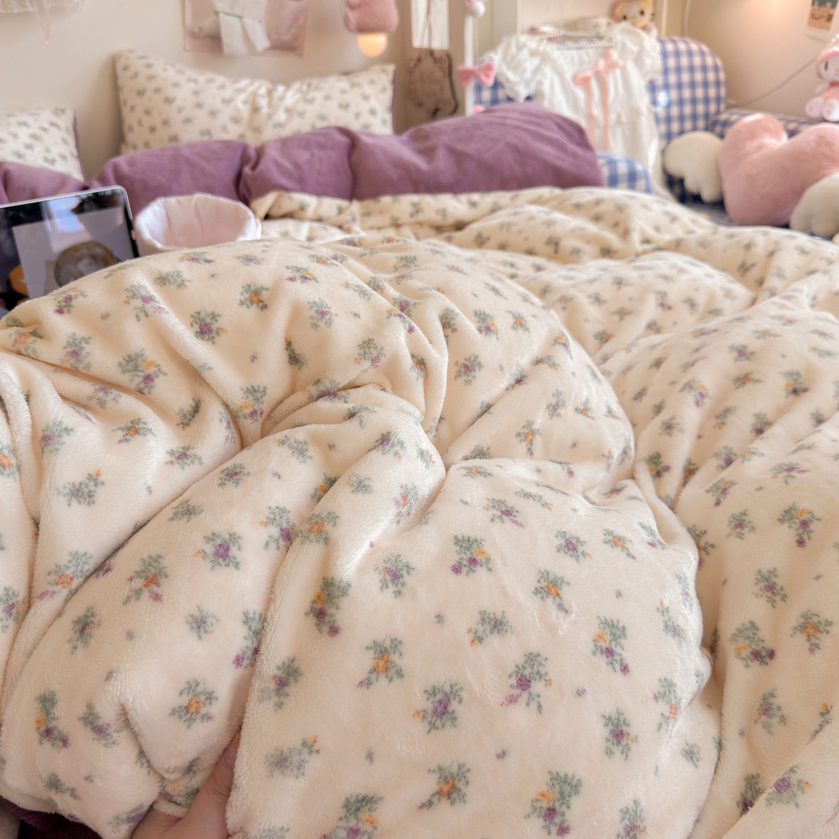 91家纺网 家纺一手货源 找家纺 初念 2025新款加厚高克重保暖可爱系牛奶绒床品套件系列（小红书推荐）（提供买家秀） 繁华似梦