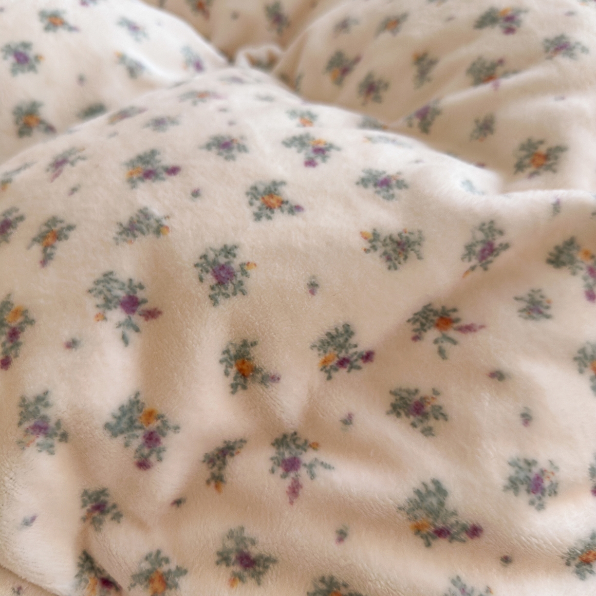 91家纺网 家纺一手货源 找家纺 初念 2025新款加厚高克重保暖可爱系牛奶绒床品套件系列（小红书推荐）（提供买家秀） 繁华似梦