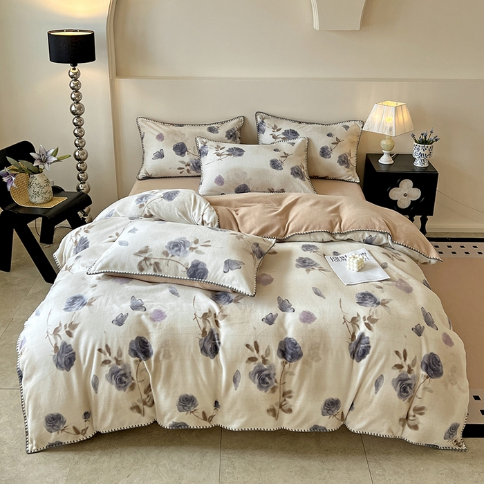 91家纺网 家纺一手货源 找家纺 忆生活家纺 2025秋冬新品软糯缇肤绒印花贝壳边四件套 素影-紫