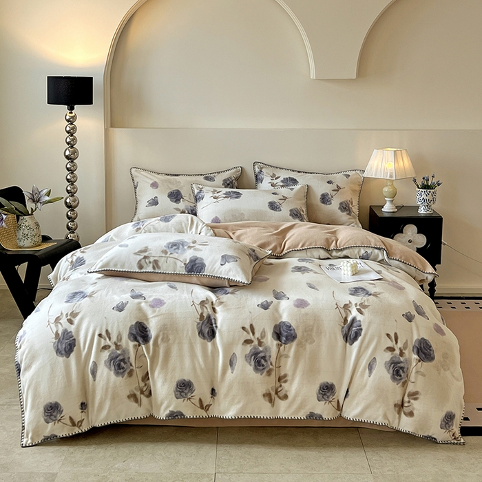 91家纺网 家纺一手货源 找家纺 忆生活家纺 2025秋冬新品软糯缇肤绒印花贝壳边四件套 素影-紫