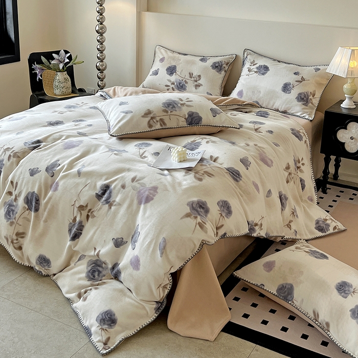 91家纺网 家纺一手货源 找家纺 忆生活家纺 2025秋冬新品软糯缇肤绒印花贝壳边四件套 素影-紫