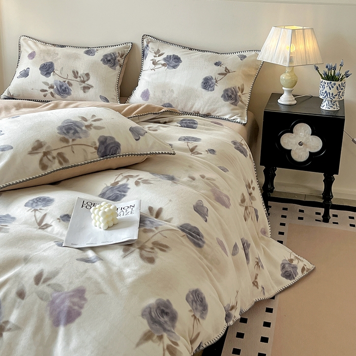 91家纺网 家纺一手货源 找家纺 忆生活家纺 2025秋冬新品软糯缇肤绒印花贝壳边四件套 素影-紫