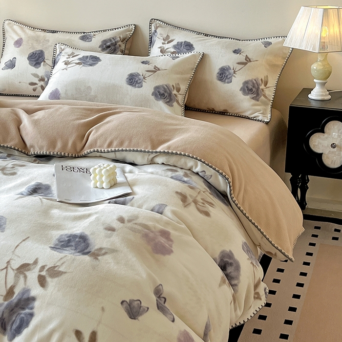 91家纺网 家纺一手货源 找家纺 忆生活家纺 2025秋冬新品软糯缇肤绒印花贝壳边四件套 素影-紫