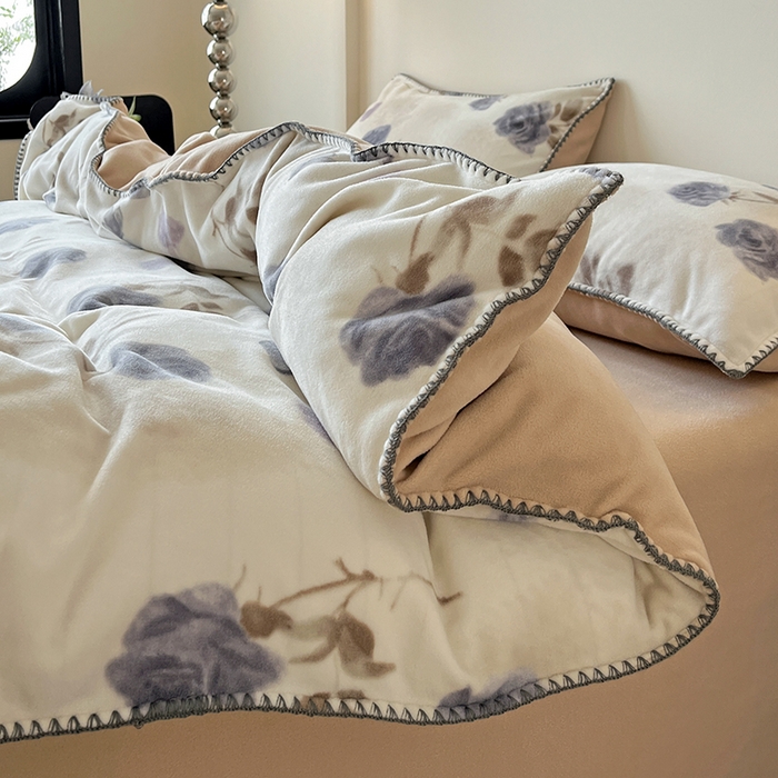 91家纺网 家纺一手货源 找家纺 忆生活家纺 2025秋冬新品软糯缇肤绒印花贝壳边四件套 素影-紫