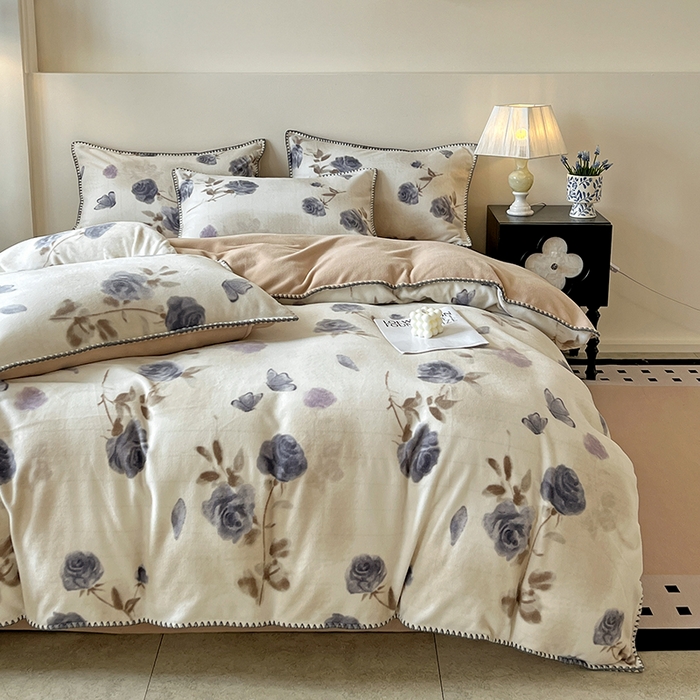 91家纺网 家纺一手货源 找家纺 忆生活家纺 2025秋冬新品软糯缇肤绒印花贝壳边四件套 素影-紫