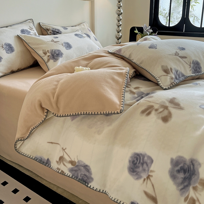 91家纺网 家纺一手货源 找家纺 忆生活家纺 2025秋冬新品软糯缇肤绒印花贝壳边四件套 素影-紫