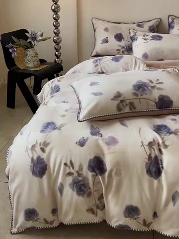 91家纺网 家纺一手货源 找家纺 忆生活家纺 2025秋冬新品软糯缇肤绒印花贝壳边四件套 素影-紫