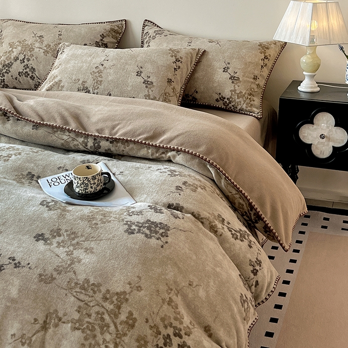 91家纺网 家纺一手货源 找家纺 忆生活家纺 2025秋冬新品软糯缇肤绒印花贝壳边四件套 叶茂-驼