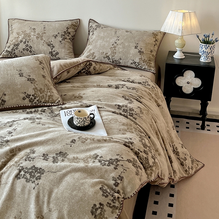 91家纺网 家纺一手货源 找家纺 忆生活家纺 2025秋冬新品软糯缇肤绒印花贝壳边四件套 叶茂-驼