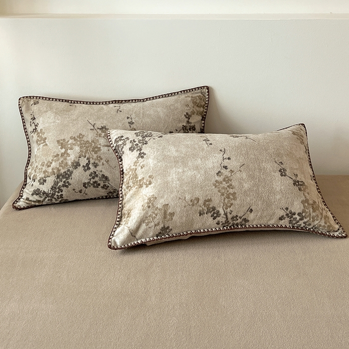 91家纺网 家纺一手货源 找家纺 忆生活家纺 2025秋冬新品软糯缇肤绒印花贝壳边四件套 叶茂-驼