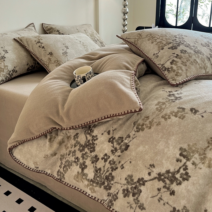 91家纺网 家纺一手货源 找家纺 忆生活家纺 2025秋冬新品软糯缇肤绒印花贝壳边四件套 叶茂-驼