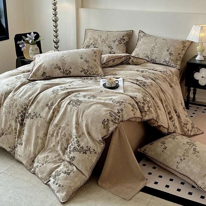 91家纺网 家纺一手货源 找家纺 忆生活家纺 2025秋冬新品软糯缇肤绒印花贝壳边四件套 叶茂-驼