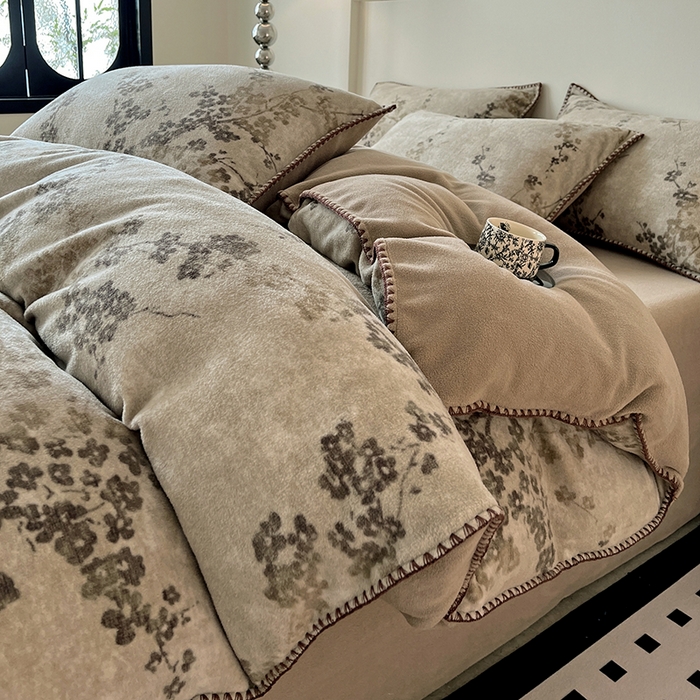 91家纺网 家纺一手货源 找家纺 忆生活家纺 2025秋冬新品软糯缇肤绒印花贝壳边四件套 叶茂-驼