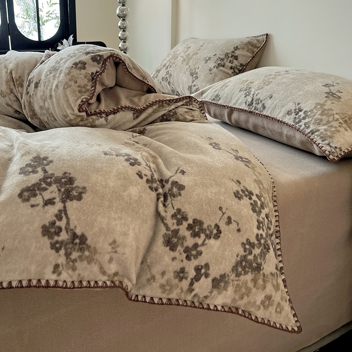 91家纺网 家纺一手货源 找家纺 忆生活家纺 2025秋冬新品软糯缇肤绒印花贝壳边四件套 叶茂-驼