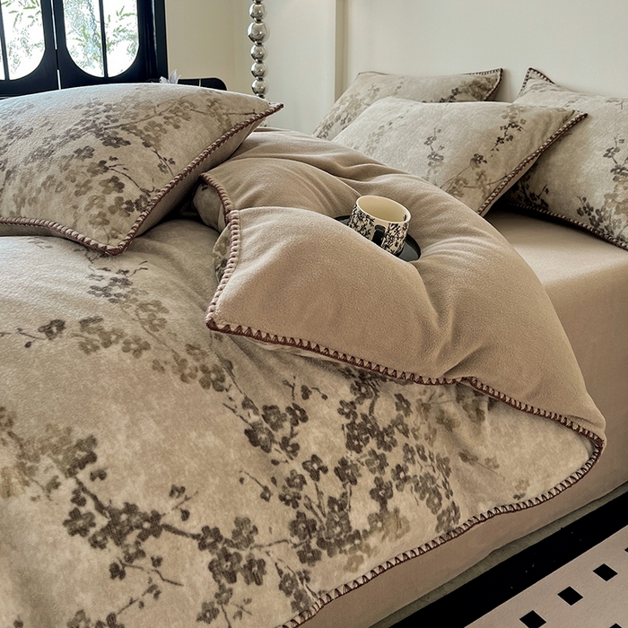 91家纺网 家纺一手货源 找家纺 忆生活家纺 2025秋冬新品软糯缇肤绒印花贝壳边四件套 叶茂-驼