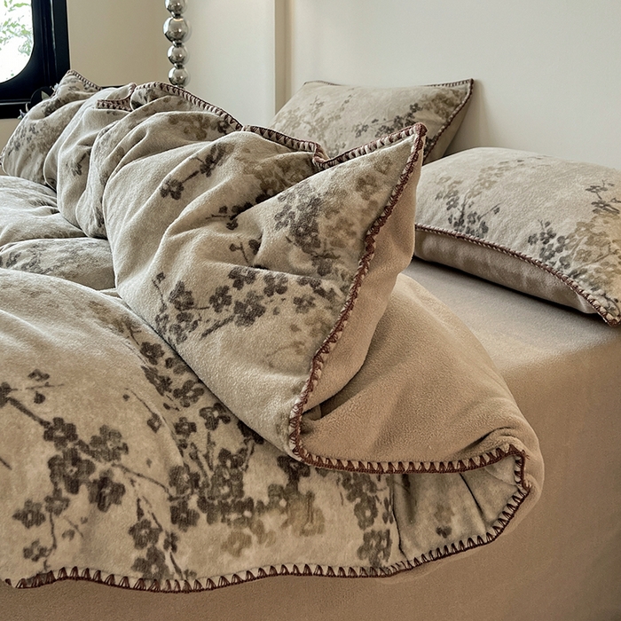 91家纺网 家纺一手货源 找家纺 忆生活家纺 2025秋冬新品软糯缇肤绒印花贝壳边四件套 叶茂-驼